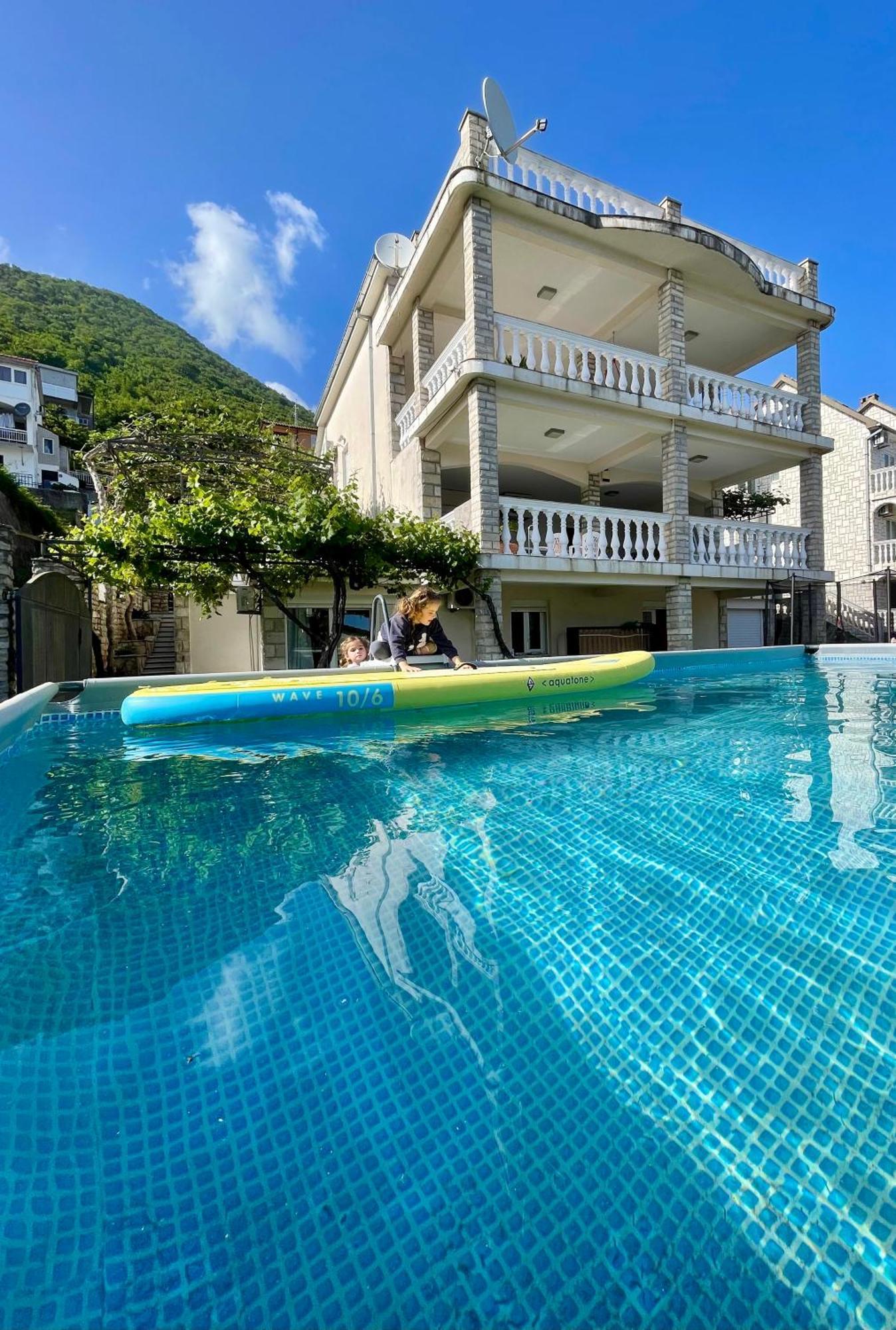 Family House With Pool & Sea View Aparthotel Bijela Eksteriør bilde