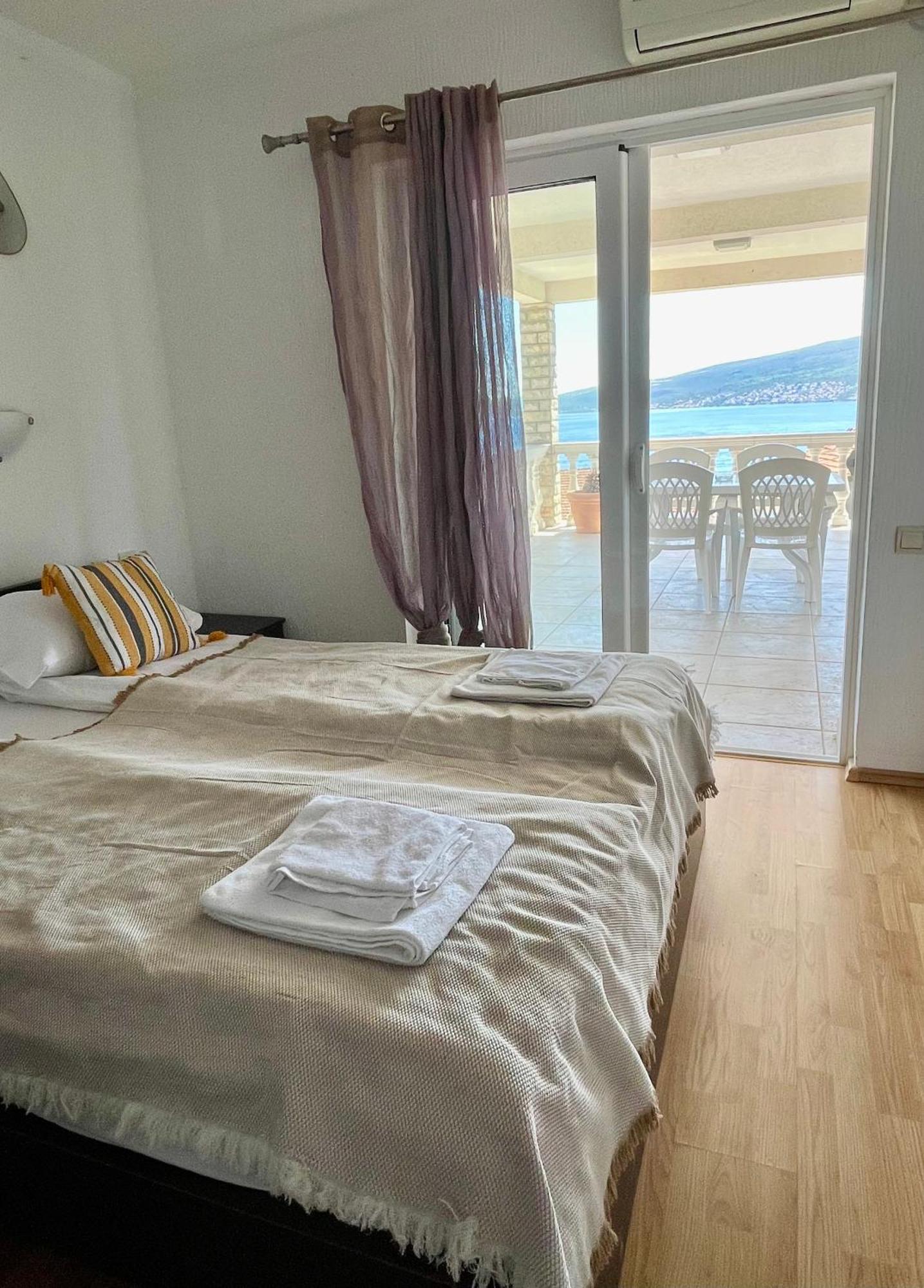 Family House With Pool & Sea View Aparthotel Bijela Eksteriør bilde
