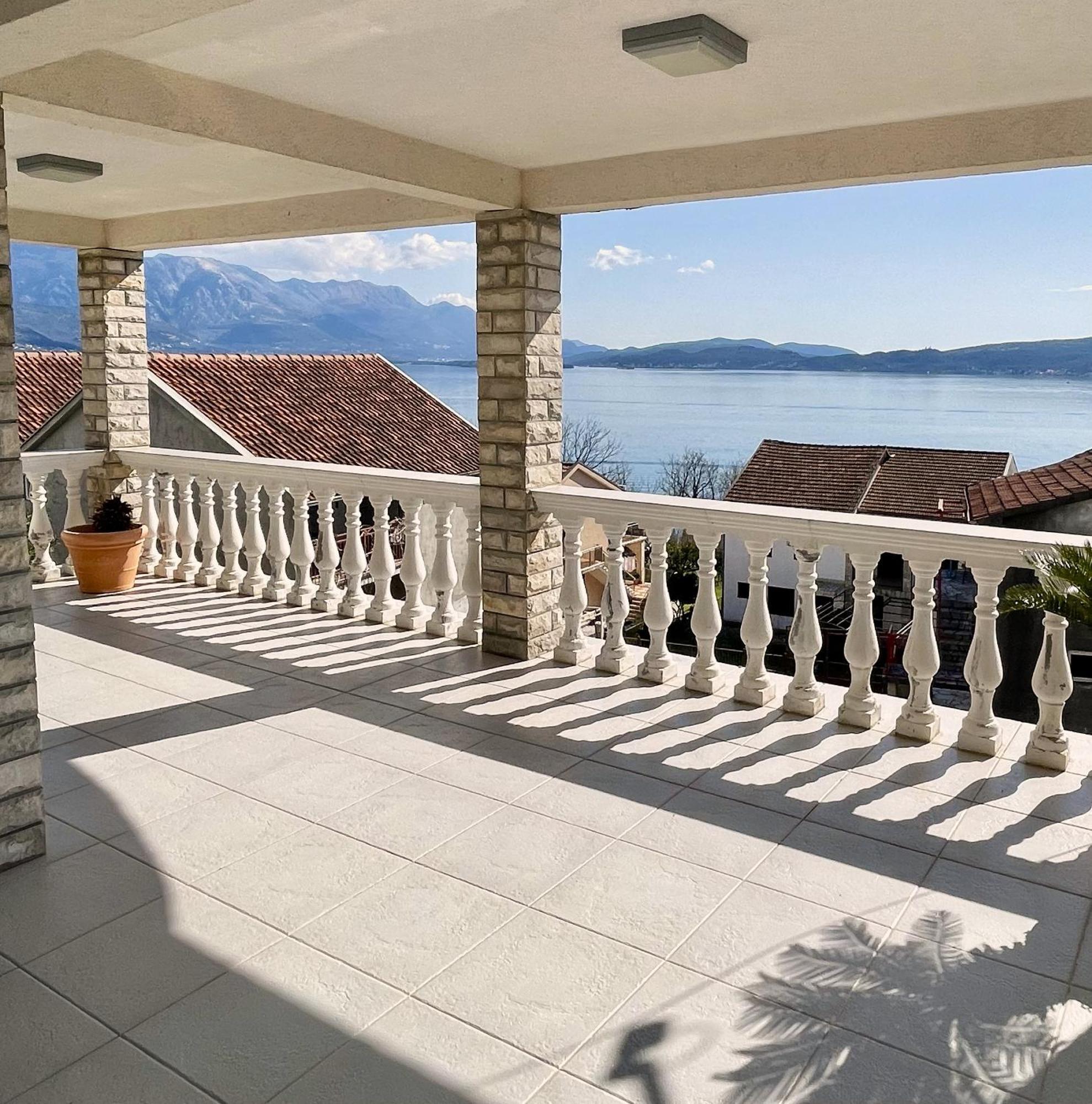 Family House With Pool & Sea View Aparthotel Bijela Eksteriør bilde
