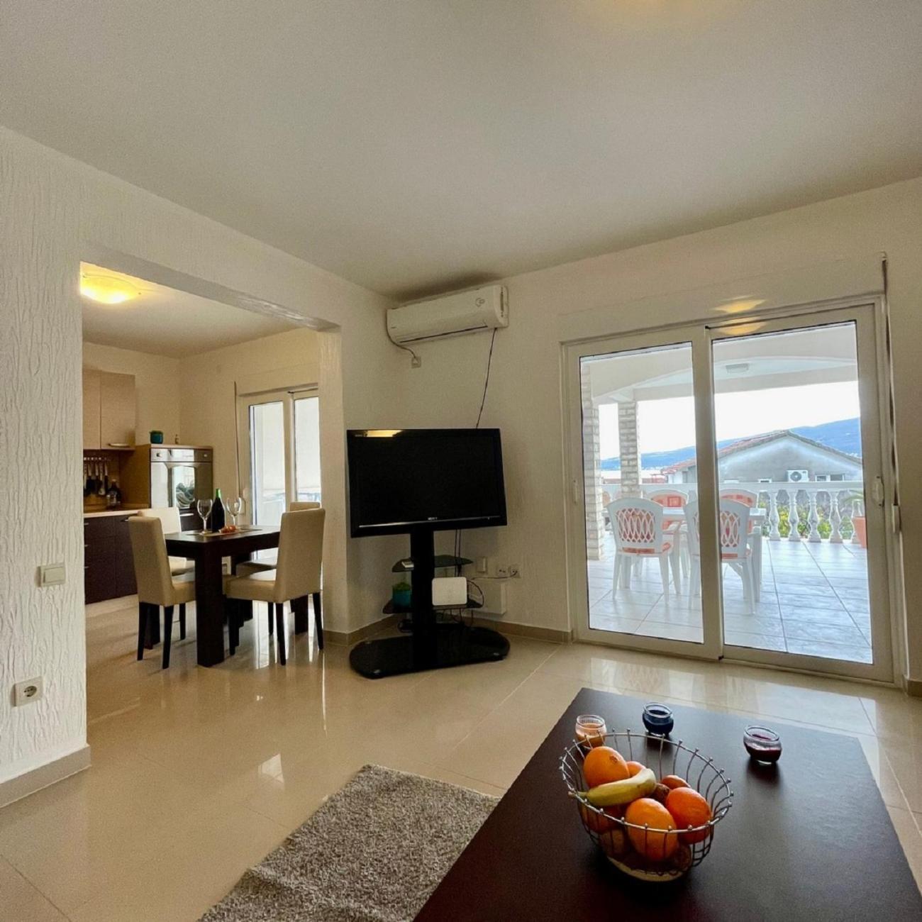Family House With Pool & Sea View Aparthotel Bijela Eksteriør bilde